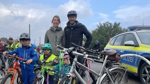 Eine Familie mit ihren Fahrrädern