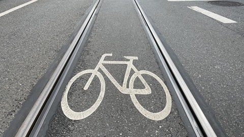 Fahrradweg zwischen Schienen