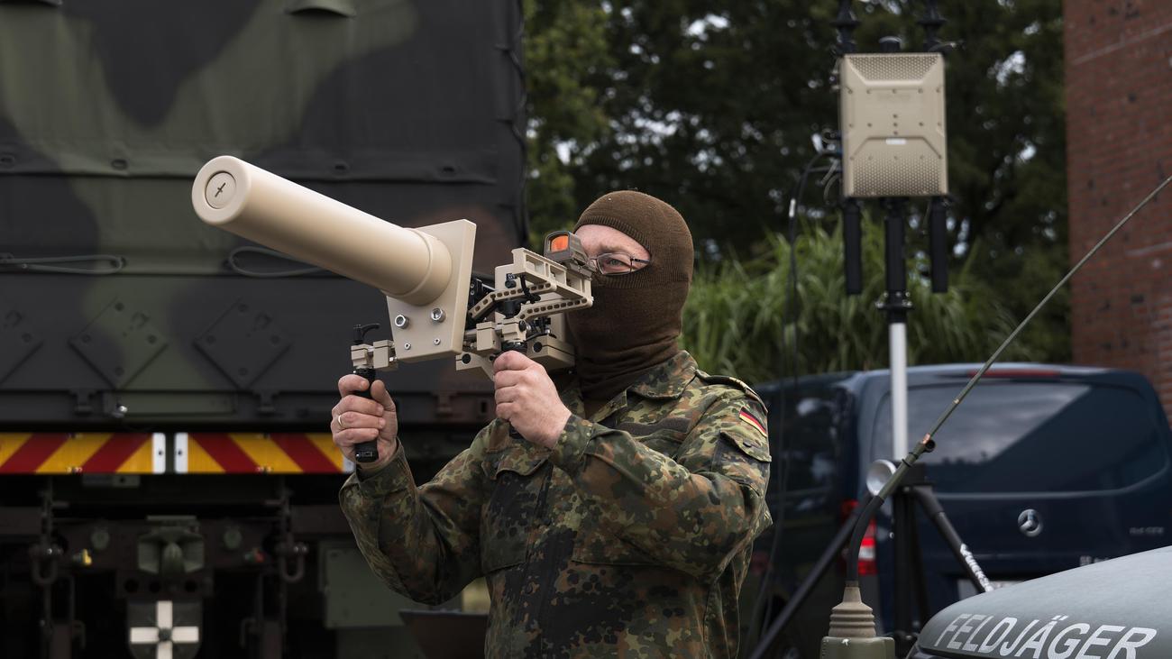Sicherheitspolitik: Dobrindt will Bundeswehr Abschuss von Drohnen erlauben