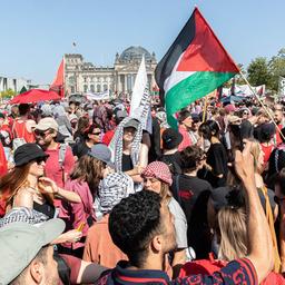 532330364 | dpa/Sipa Archivbild: More than 10,000 demonstrators gathered in Berlin on Saturday, June 21, 2025, to protest Israels military operations in Gaza and Germanys continued arms exports to the Israeli government. (Quelle: dpa/Sipa)