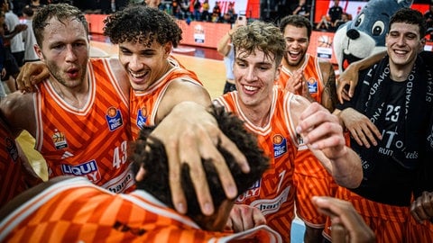 Die Ulmer Basketballer feiern den ersten Sieg im ersten Spiel. Eine starke Leistung auch von Christian Sengfelder, Alec Anigbata und Tobias Jensen (von links).