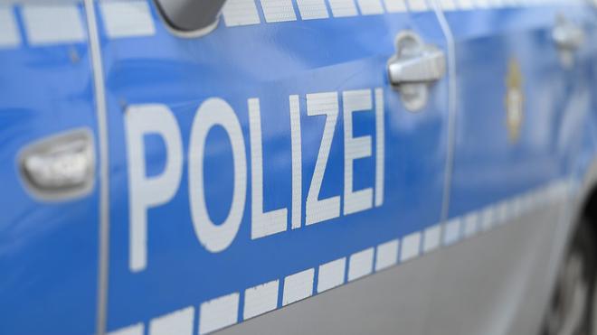 Tötungsdelikt: Polizei- und Rettungskräfte rücken zu einer Wohnung in der Leipziger Straße in Berlin-Mitte aus. Dort finden sie einen Toten. (Symbolbild)