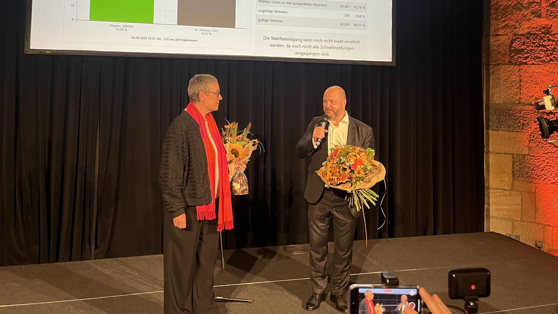 Sibylle Keupen (l.) und Michael Ziemons am Sonntagabend im Rathaus: Der CDU-Kandidat gewann die Stichwahl gegen Keupen.