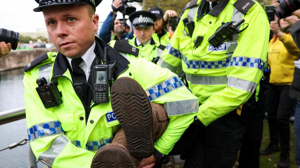 Großbritannien: Die Polizei hat in Großbritannien zahlreiche Personen wegen Terrorverdachts festgenommen.