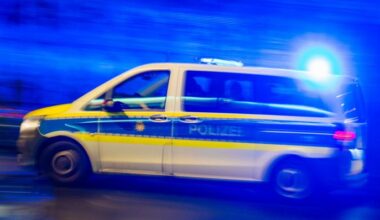 Symbolbild: Ein Fahrzeug der Polizei fährt am 29.05.2025 mit Blaulicht durch Berlin. Nach einer Gefahrenlage in Berlin-Zehlendorf wurde ein Mann am 30.09.2025 festgenommen. (Quelle: Picture Alliance/Hauke Schröder)
