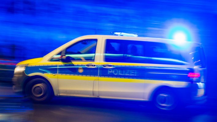 Symbolbild: Ein Fahrzeug der Polizei fährt am 29.05.2025 mit Blaulicht durch Berlin. Nach einer Gefahrenlage in Berlin-Zehlendorf wurde ein Mann am 30.09.2025 festgenommen. (Quelle: Picture Alliance/Hauke Schröder)