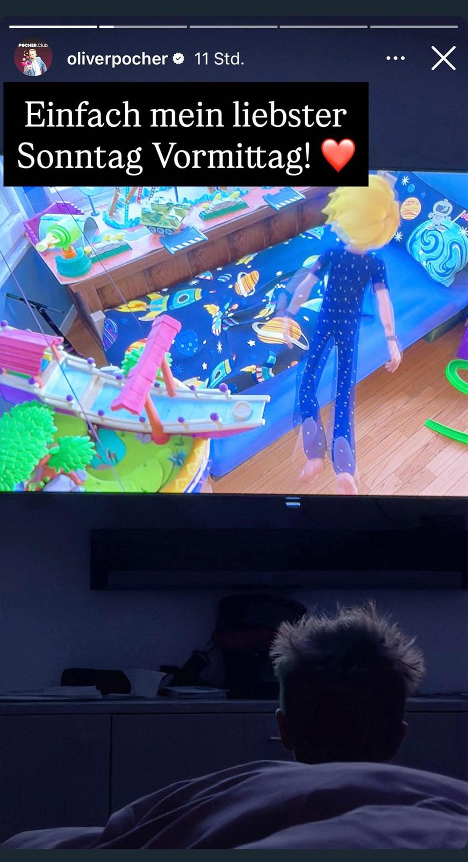 Oliver Pocher verbringt den Sonntagmorgen ganz entspannt vor dem Fernseher mit seinem Sohn