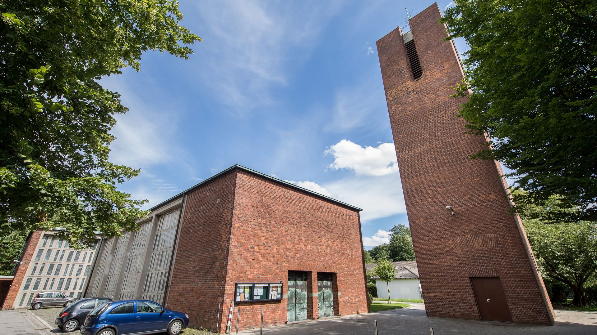 Die Kirche St. Franziskus (Archivbild): Eine Machbarkeitsstudie soll klären, ob auf dem Gelände auch eine Feuer- und Rettungswache eingerichtet werden kann.