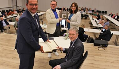 Jubiläumsbuch 750 Jahre Steinheimer Geschichte übergeben
