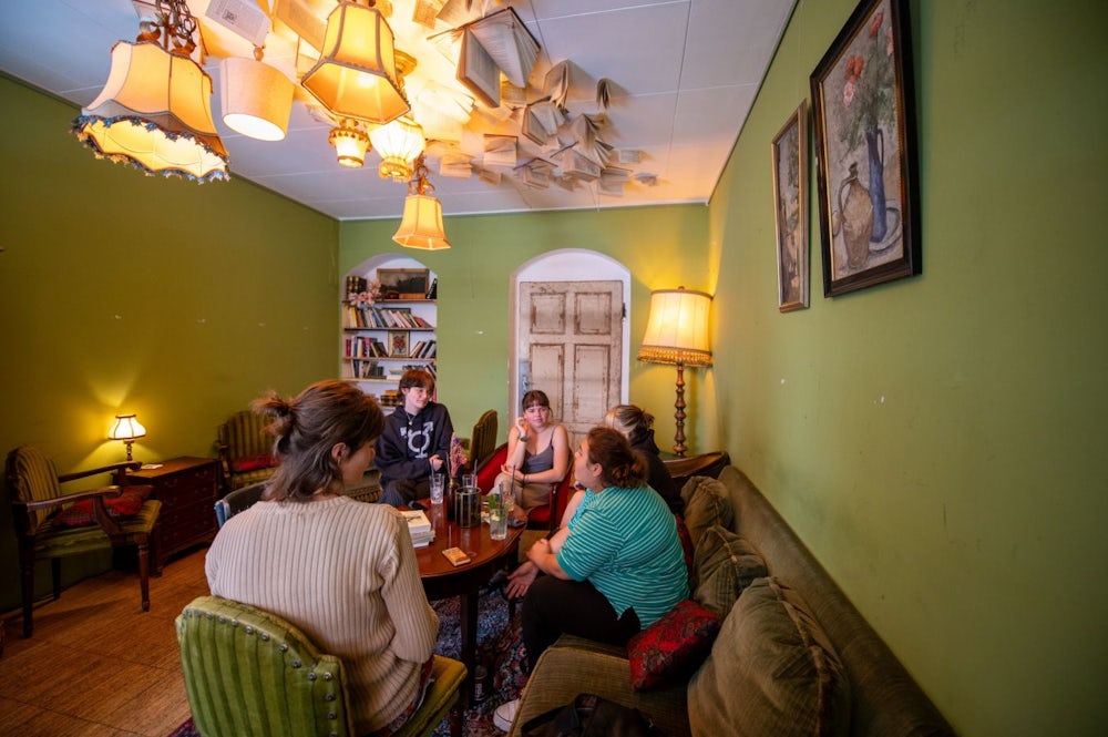 Das kleine Herz des Cafés Lozzi: Im kleinen Zimmer neben der Theke gibt's diverse kulturelle Veranstaltungen.