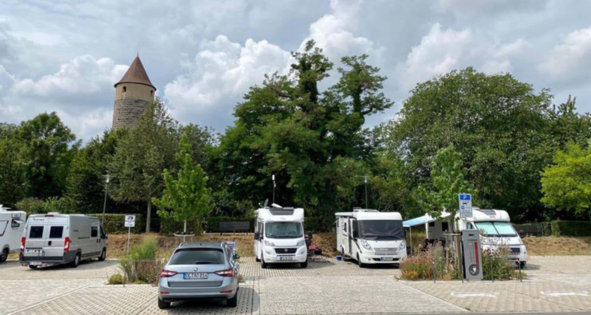 Ein Bild von einem Wohnmobil, das auf einer offenen Straße fährt und Reisen symbolisiert.