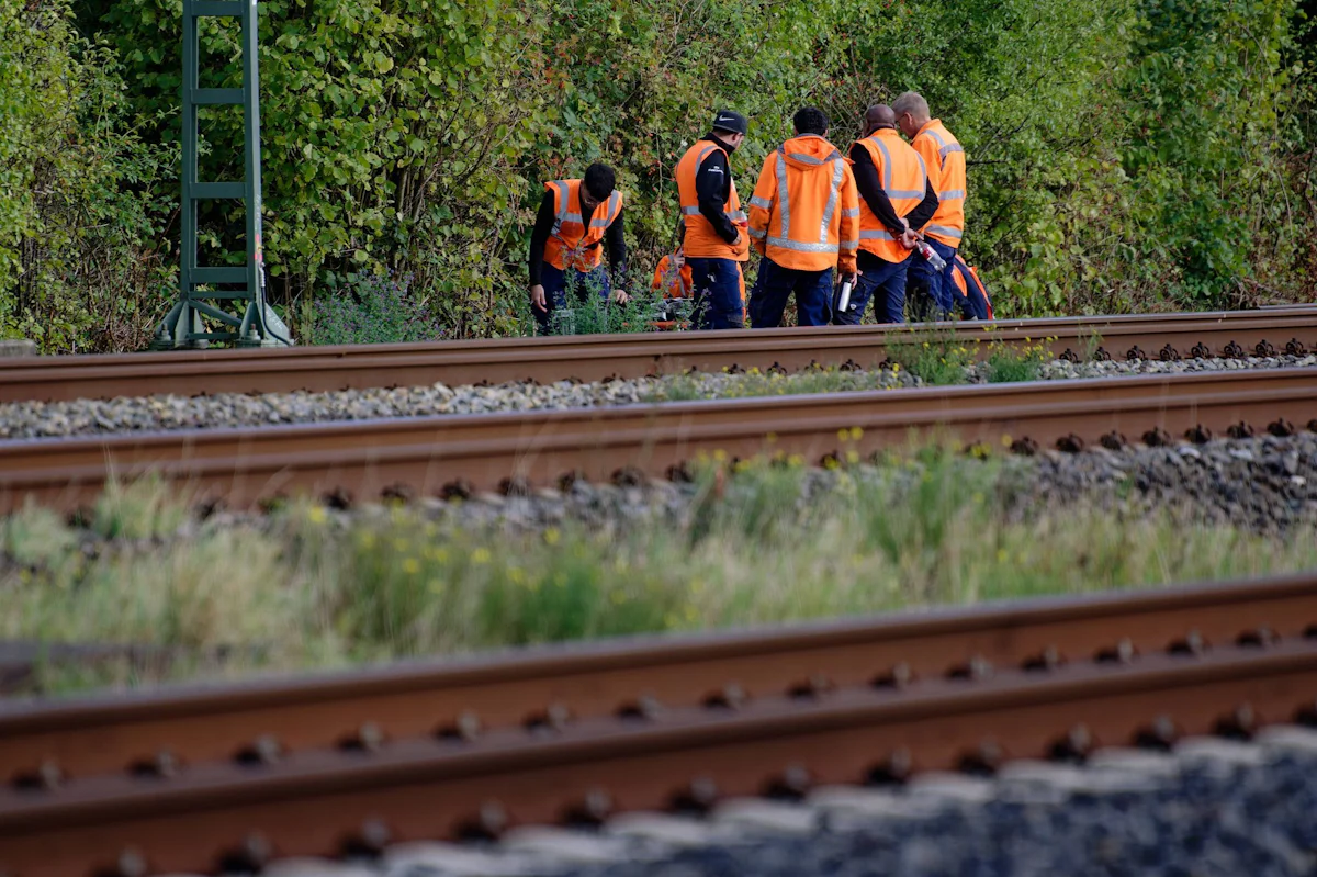 Bahnstrecke Düsseldorf-Köln - Durchtrennte Bahnkabel in NRW: Polizei geht von Sabotage aus - Wirtschaft