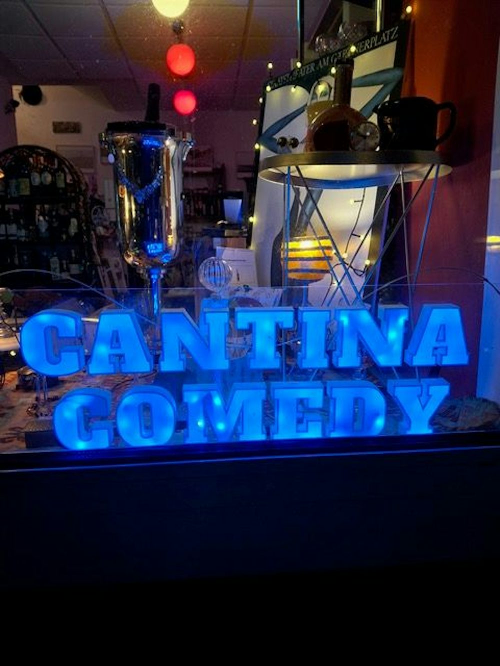 Nicht nur Wein und Antiquitäten locken hier: Regelmäßig gibt es auch Comedy im La Cantina.