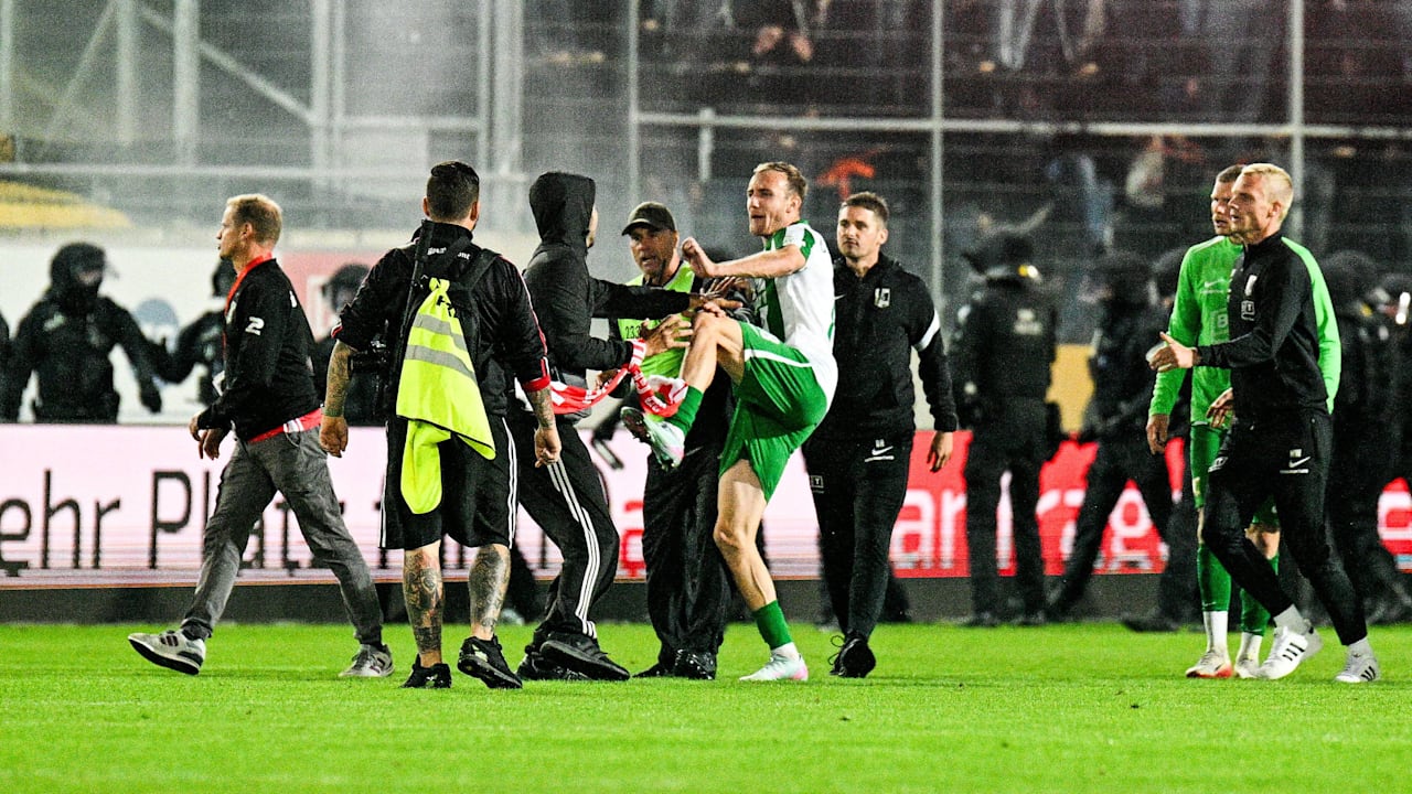Gewalt-Exzess bei HFC gegen Chemie Leipzig: Jagd-Szenen! Spieler mit Kung-Fu-Tritt | Sport