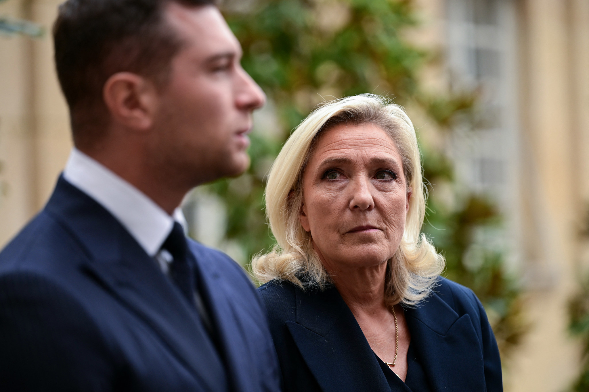 Jordan Bardella und Marine Le Pen bei einer Pressekonferenz vor einer politischen Beratung mit dem französischen Premierminister in Paris.