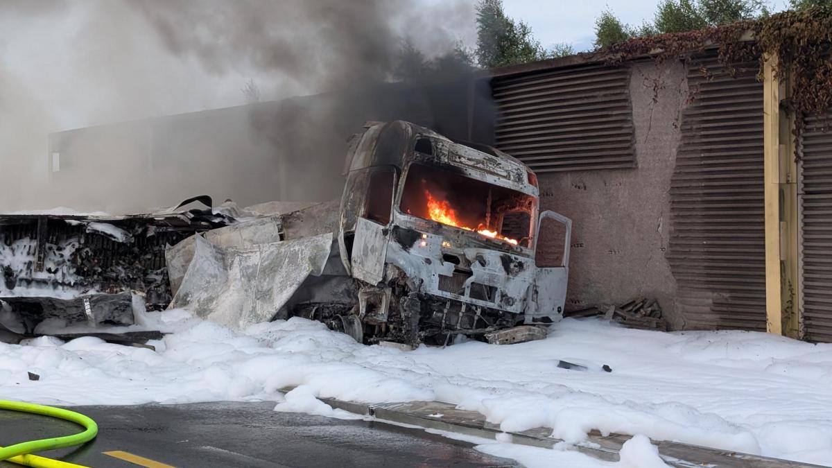 Lkw mit Wein brennt auf A1 aus