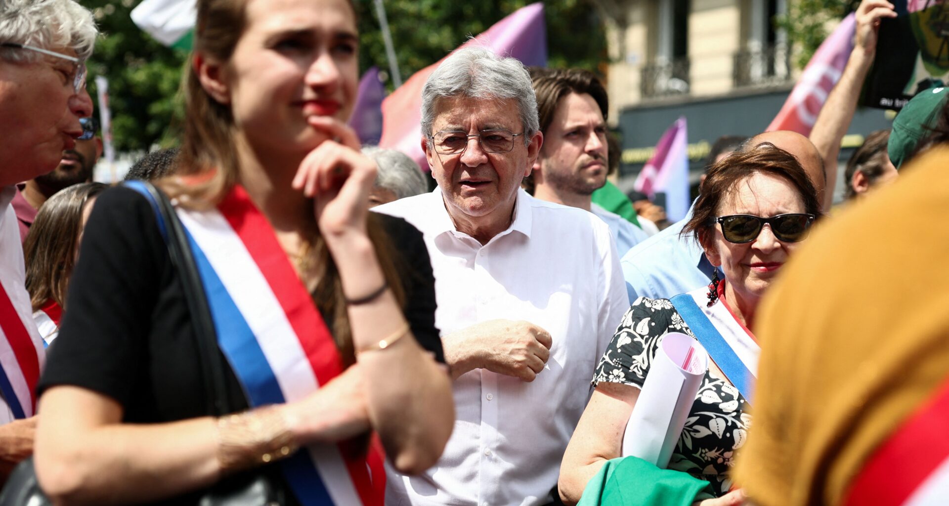 Frankreich vor weiterer Turbulenz: Regierung steht vor dem Aus - Vertrauensvotum am Montag