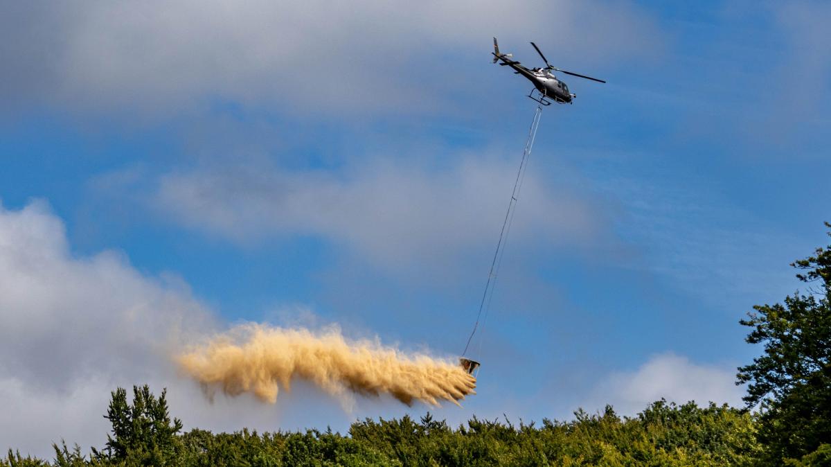 Hubschrauber in Bad Essen verteilen Tonnen an Kalk