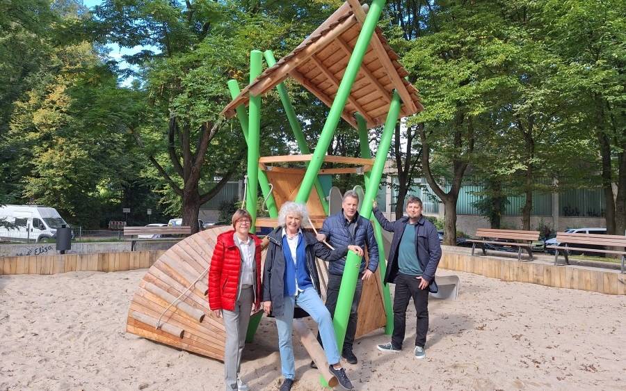 Eröffnung des Spielplatzes an der Planckstraße in Holsterhausen (v.l.n.r.): Simone Raskob, Dezernentin für Umwelt, Verkehr und Sport, Doris Eisenmenger, Bezirksbürgermeisterin, Andreas Bergknecht und Mattis Ricken, Grün und Gruga Essen.