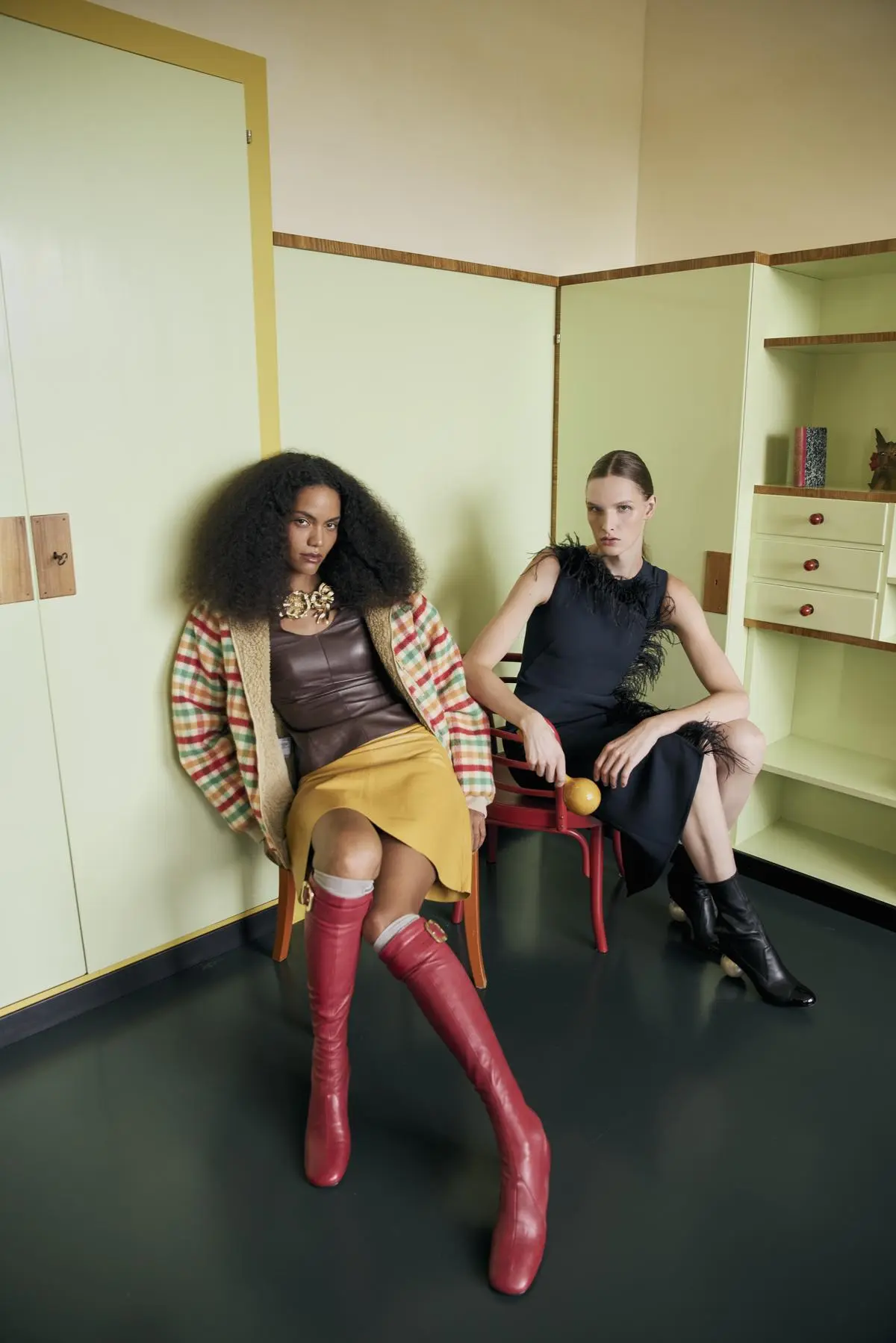 Looks von Miu Miu (li.) und Akris (re.)
