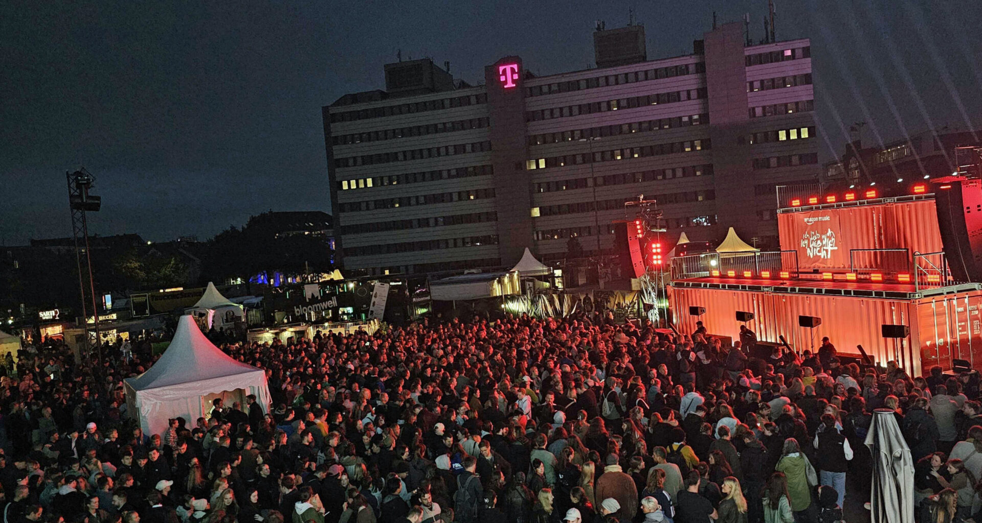 Der Platz im Festival Village auf dem Heiligengeistfeld ist restlos belegt.