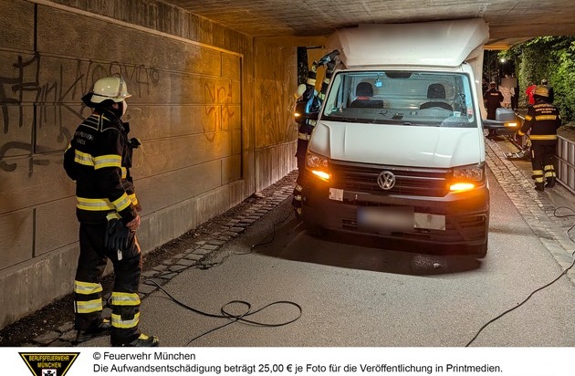 FW-M: Transporter steckt in Unterführung fest (Untermenzing)
