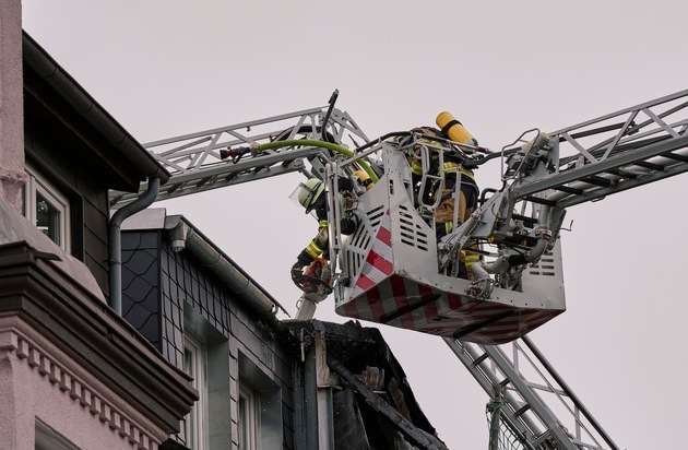 FW-E: Dachstuhlbrand in Essen-Kray - Gebäude unbewohnbar