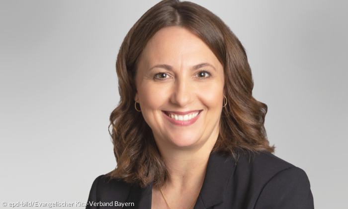 Nicole Lustig lächelt freundlich in die Kamera. Sie ist gelernte Erzieherin und Fachberaterin beim Evangelischen Kita-Verband Bayern (Nürnberg)