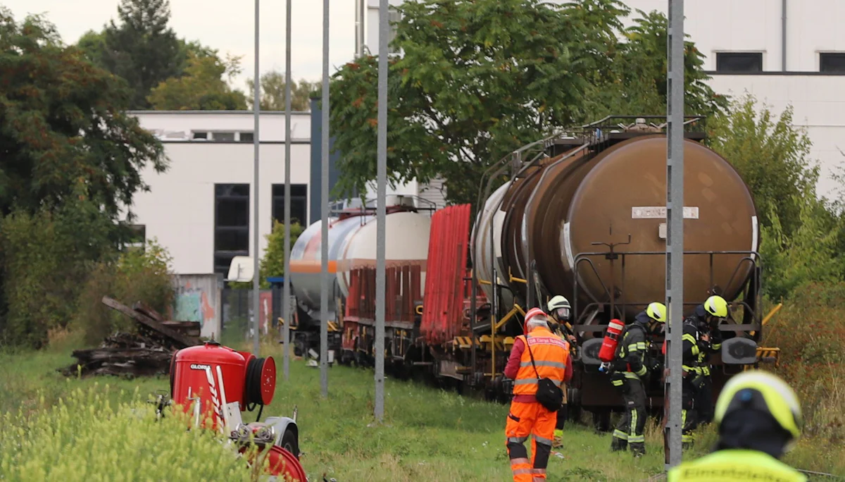 Feuerwehreinsatz - Tropfender Waggon: Gefahrguteinsatz am Bahnhof Troisdorf - Panorama