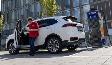 Ein Bild von einem roten Auto auf einer Rennstrecke, das Geschwindigkeit symbolisiert