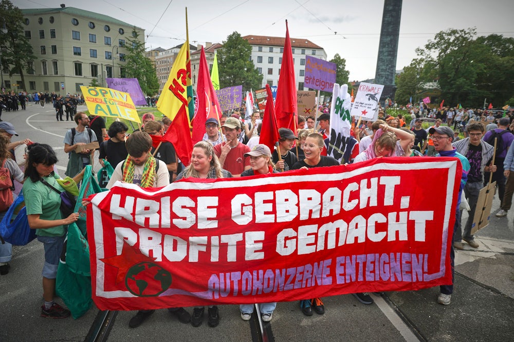 Vom Karolinenplatz schließt sich eine Laufdemo an die Radldemo an -mit deutlich jüngeren Teilnehmenden und teils radikaleren Botschaften.