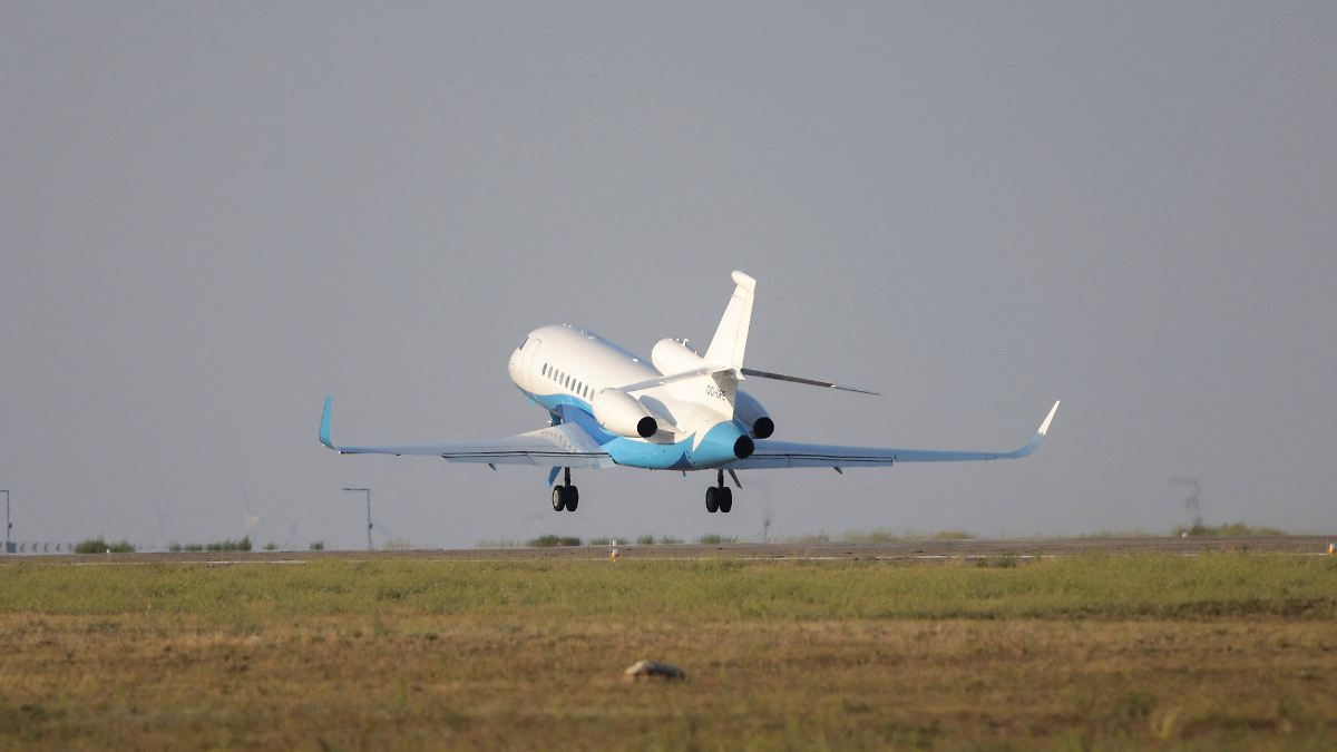 Keine Landung mit Papierkarten: GPS-Angriff: Neue Details zu Flug mit von der Leyen an Bord
