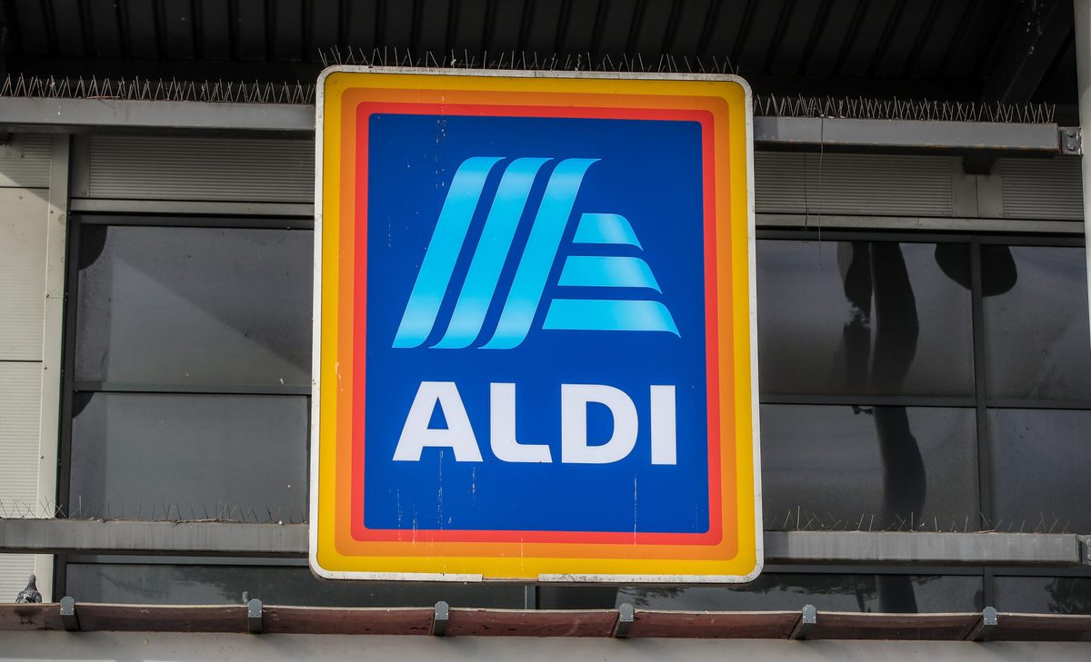 Aldi-Schild an Filiale in Großbritannien.