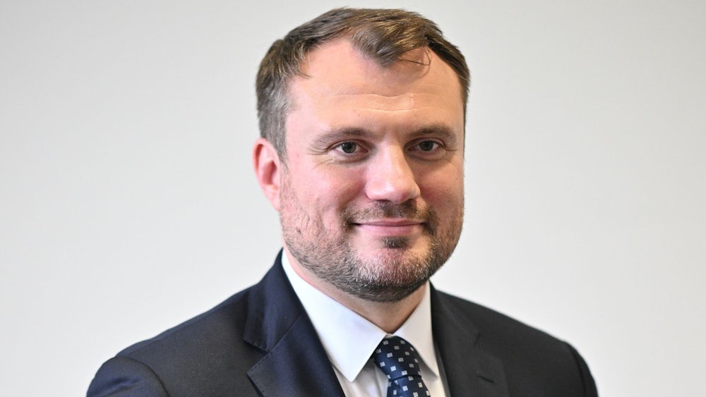 Brandenburgs Wirtschaftsminister Daniel Keller (SPD) äußert sich zur bevorstehenden Entscheidung über eine Verlängerung der Treuhandverwaltung für die Mehrheitsanteile der PCK-Raffinerie (Archivbild).