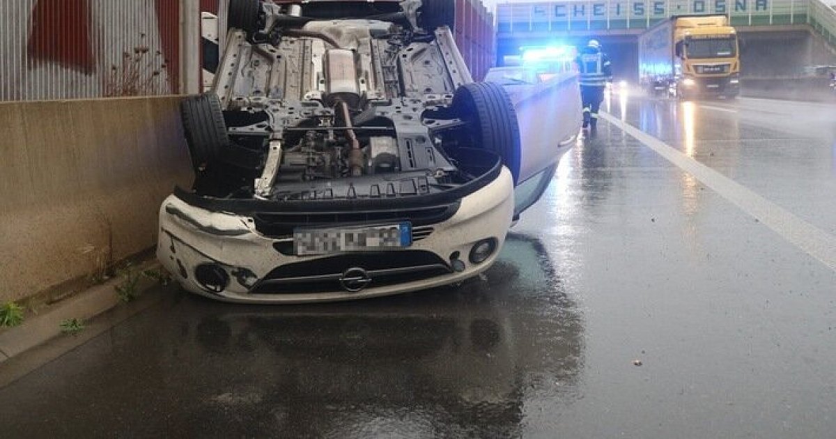 Aquaplaning-Unfall endet auf dem Dach