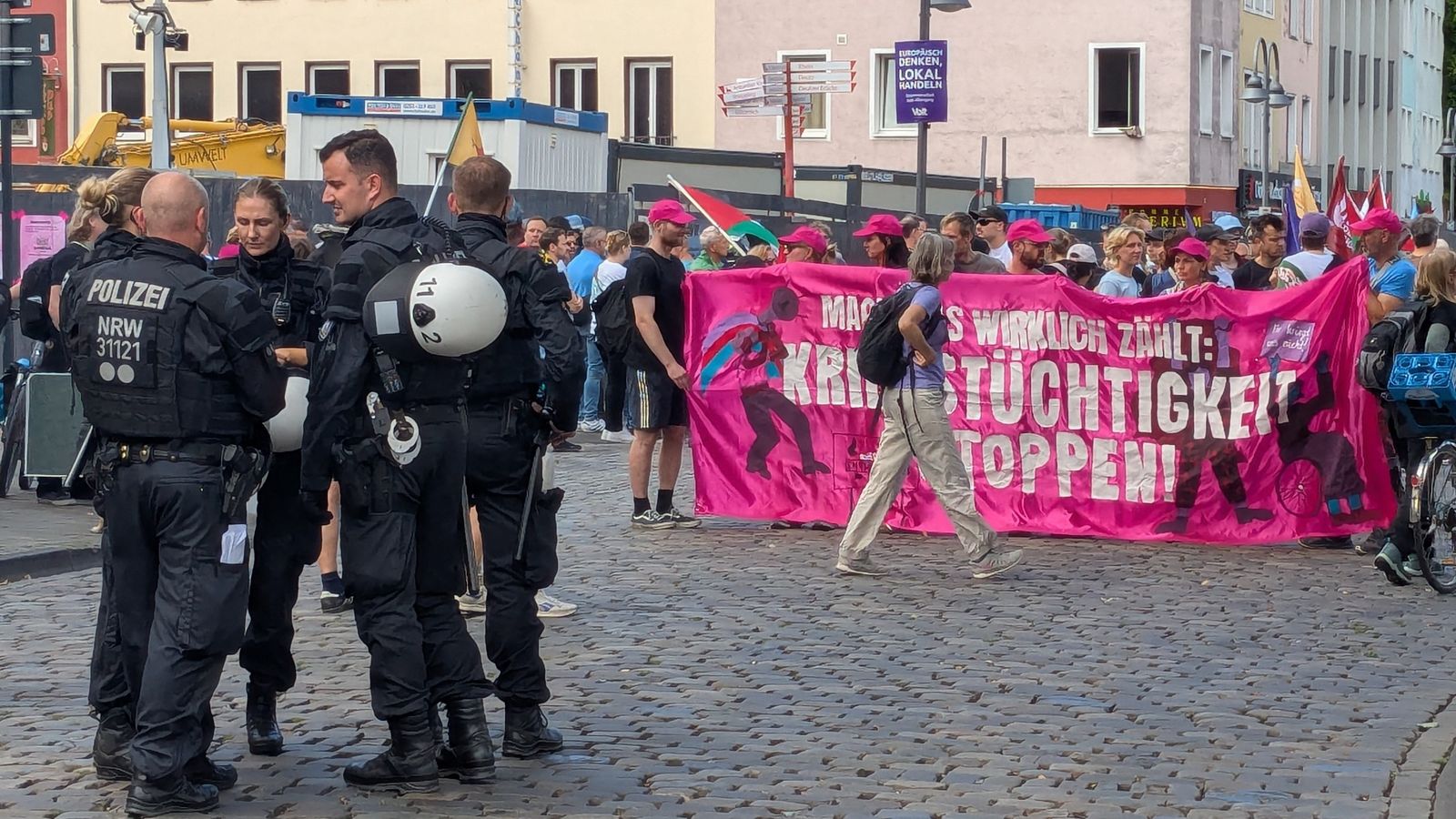 Köln: Polizei geht brutal gegen Friedensdemonstranten vor