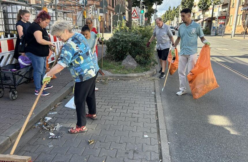 Wie Umweltpaten in Mannheim-Rheinau in ihrem Stadtteil aufräumen