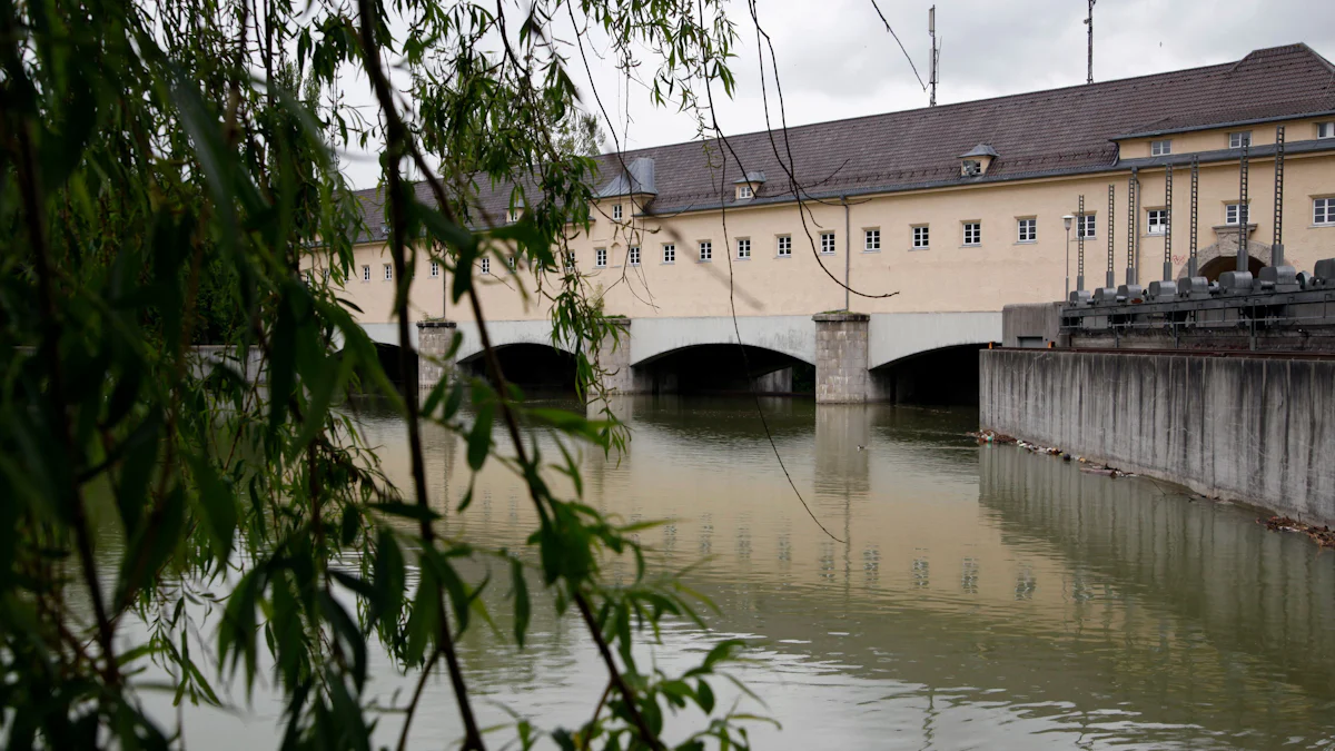 Oberföhring: Oktoberfest-Besucher aus England rettet Frau im Isarkanal - München