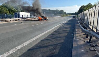 A2-Unfall: Auto gerät in Brand