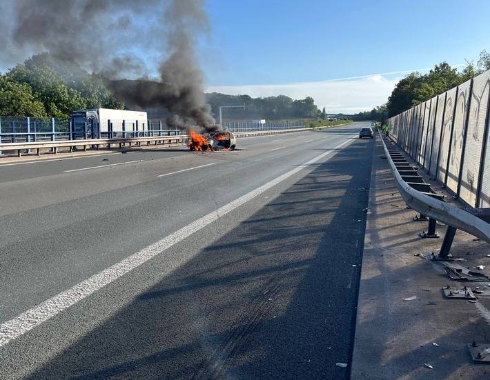 A2-Unfall: Auto gerät in Brand