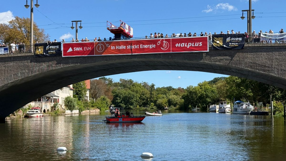 28-Meter-Sprünge und Festivalstimmung beim sechsten Brückenspringen an der Giebichensteinbrücke begeistern tausende Zuschauer zum Laternenfest in Halle – Du bist Halle