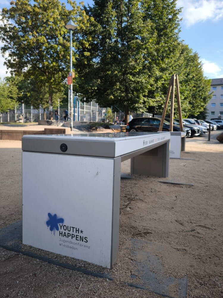 Sechs neue Solarbänke in Wiesbaden