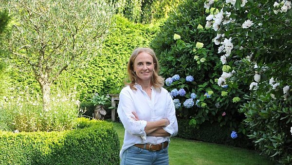 Petra Bach in ihrem Garten-Paradies im Kreis Gütersloh. Geschwungene Linien und Farbakzente in Weiß und Blau kennzeichnen die grüne Oase mitten in Steinhagen. - © Frank Jasper