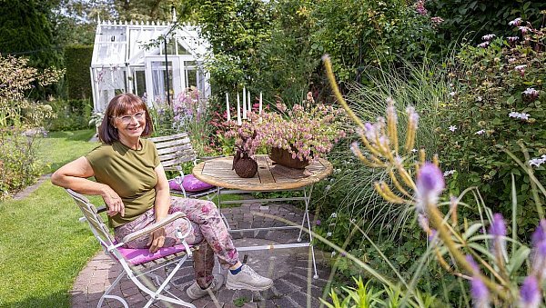 Die Paderbornerin Brigitte Bergschneider genießt die Zeit in ihrem Garten, der im Jahr 2000 angelegt und seitdem fortwährend weiter entwickelt wurde. - © Niklas Tüns