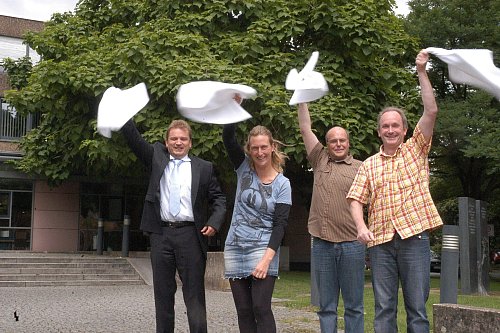 Von Kissenschlacht bis Handtuchwedeln: Reiner Stodieck (r.) - hier mit Matthias Hauke und Bianca Rolf (v. l.) von der Sparkasse und dem damaligen IGEV-Vorstand Mario Haberkamp - ließ sich für die Feste der Region immer einiges einfallen. - © HK