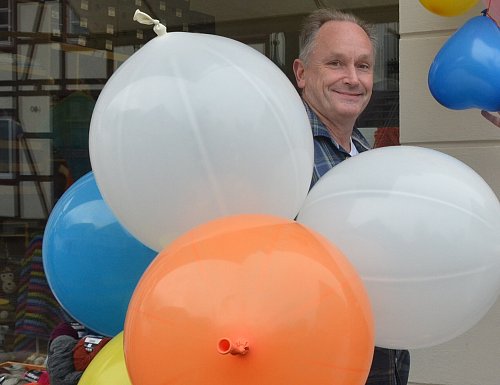 Bunter Typ: Reiner Stodieck brachte mit seinen Festen Farbe in die Innenstädte. - © Anke Schneider