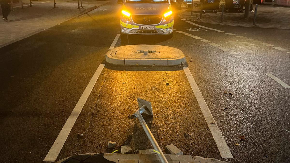 Verkehrsinsel in Bielefeld in einer Nacht zweimal angefahren