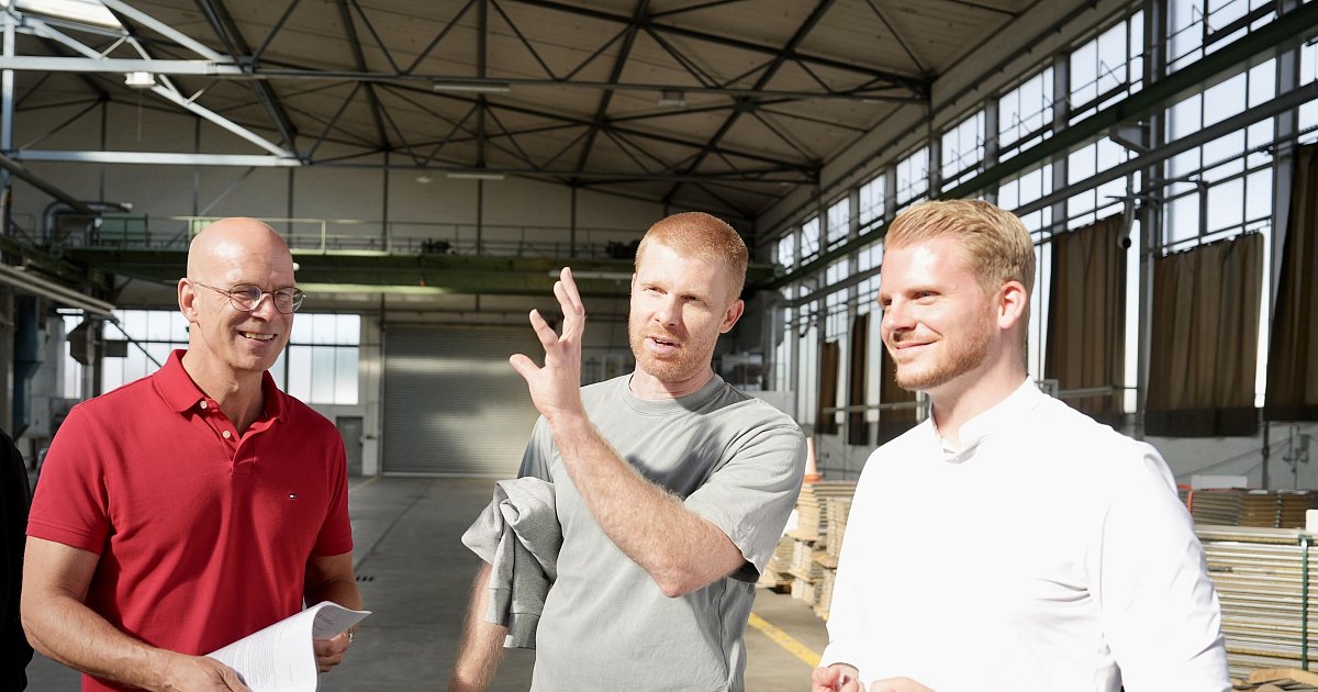 Neuer SPD-Generalsekretär dribbelt für Ingo Nürnberger in Bielefelder Panzerhalle