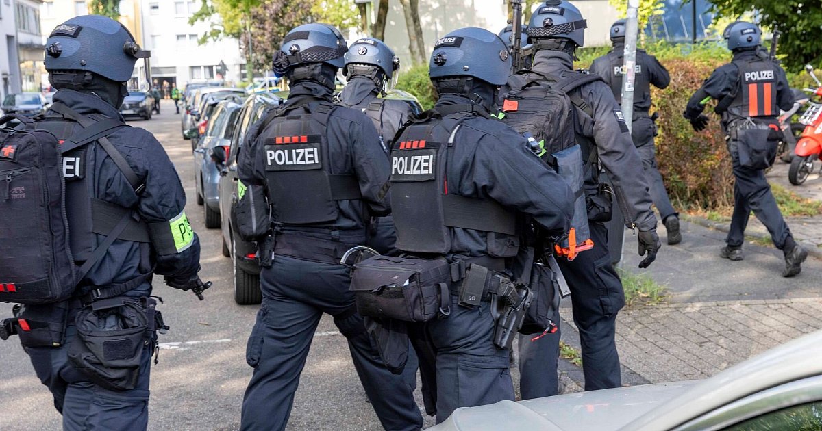 Großer Polizeieinsatz an Essener Berufskolleg – Lehrerin mit Messer angegriffen