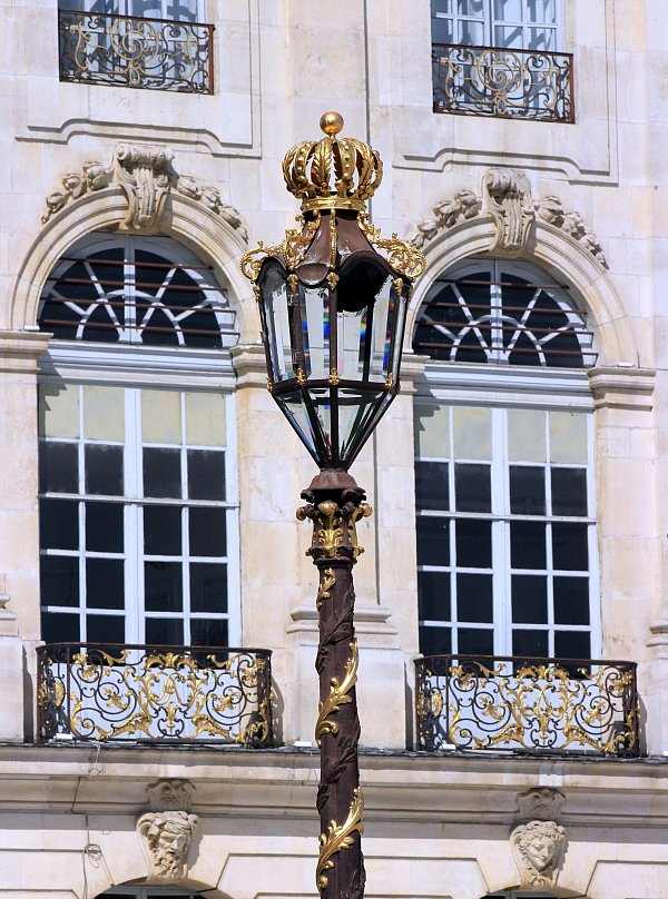 Prunkvoll: Selbst die Strassenlaternen am Place Stanislas sind vergoldet. - © Bernd F. Meier/dpa-tmn